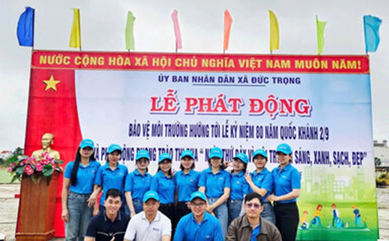 The union members of Dong Thuy Company Limited are proud to wear union shirts to participate in community activities. Photo: Do Lam