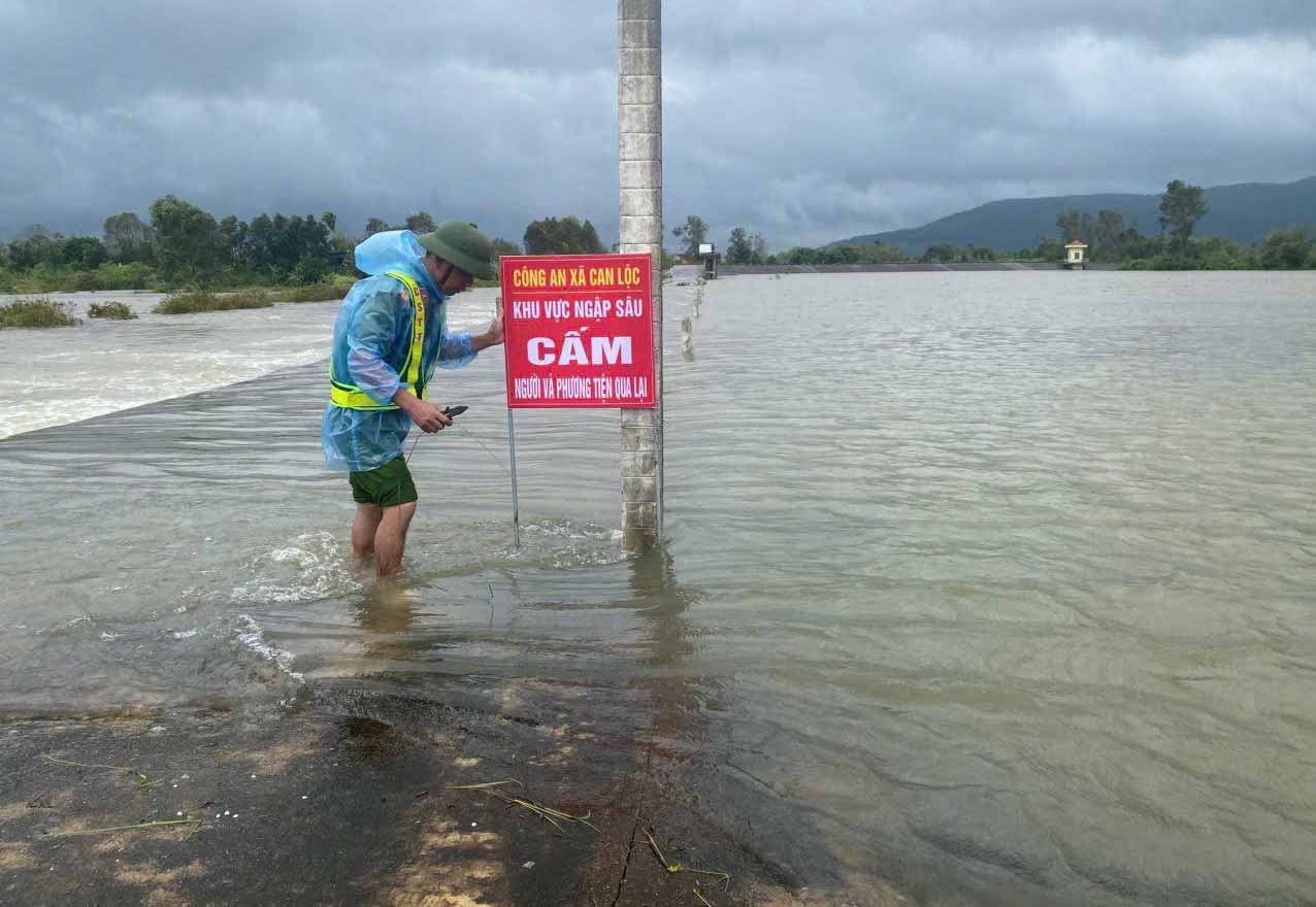 Des routes inondees dans Can Loc Commun. Photo: Ha Linh.