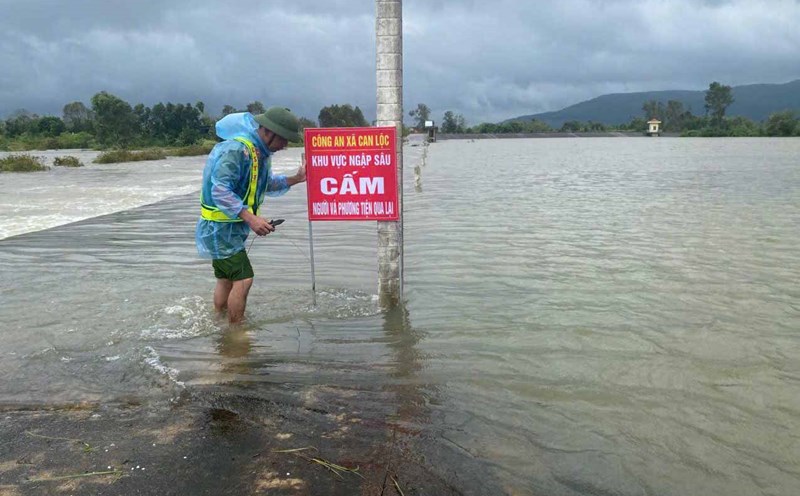 Flooded roads in Can Loc commune. Photo: Ha Linh.