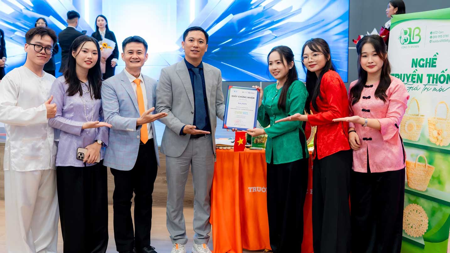Du an Eco Bap tan dung vo bap de tao ra cac san pham thu cong my nghe doc dao. 