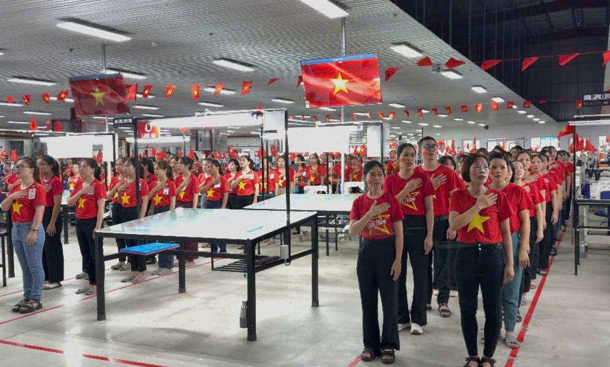 Empresas de la provincia de Ninh Binh cantan simultaneamente el himno nacional para celebrar el 80 aniversario del Dia Nacional del 2 de septiembre. Foto: Thu Thuy