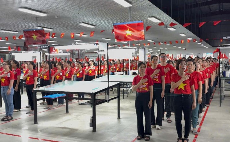 Companies in Ninh Binh province simultaneously sang the National Anthem to celebrate the 80th anniversary of National Day on September 2. Photo: Thu Thuy