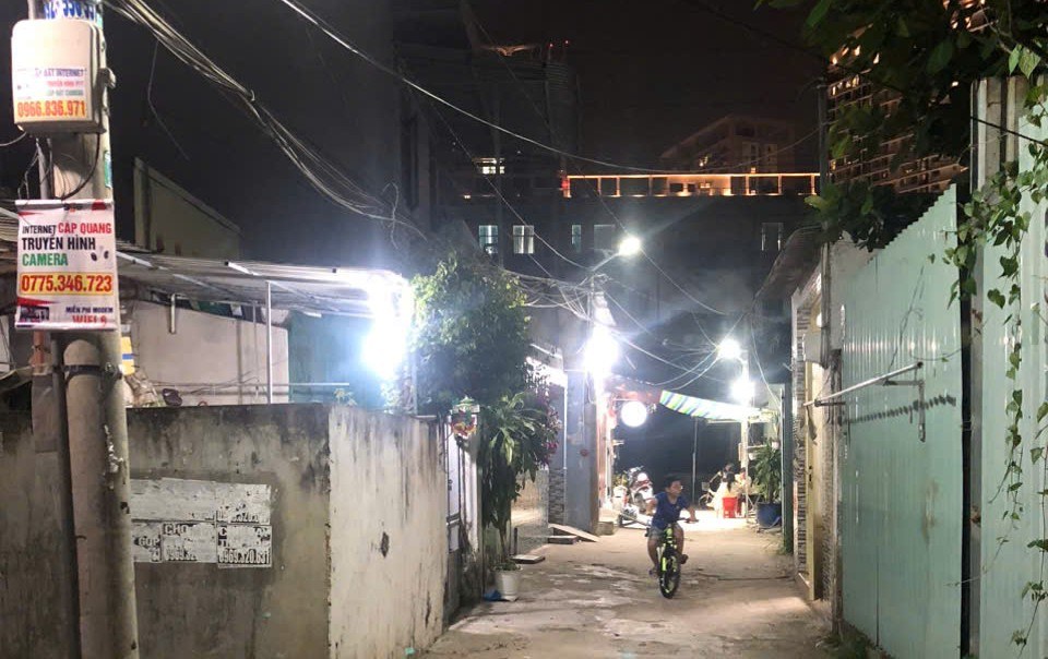 Cong trinh co tong chieu dai 350 m voi 16 den nang luong mat troi cong suat 500W da duoc hoan thanh va dua vao su dung. Anh: Minh Tam
