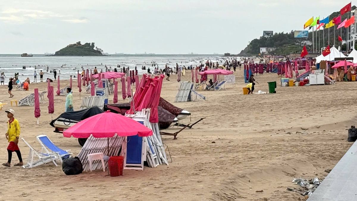 It was raining heavily, the Vung Tau sea was sparsely populated all day on August 30. Photo: Thanh An