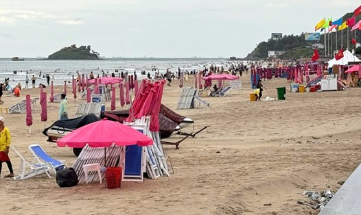 Trời mưa dầm, biển Vũng Tàu thưa thớt người trong cả ngày 30.8. Ảnh: Thành An