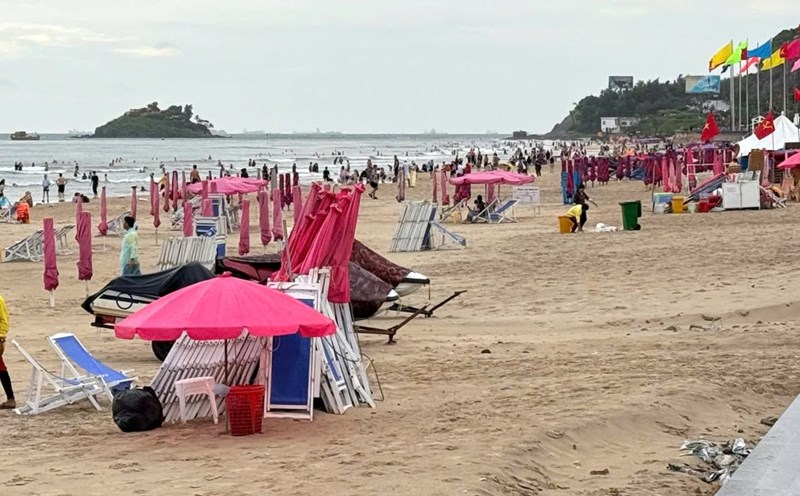 It was raining heavily, the Vung Tau sea was sparsely populated all day on August 30. Photo: Thanh An