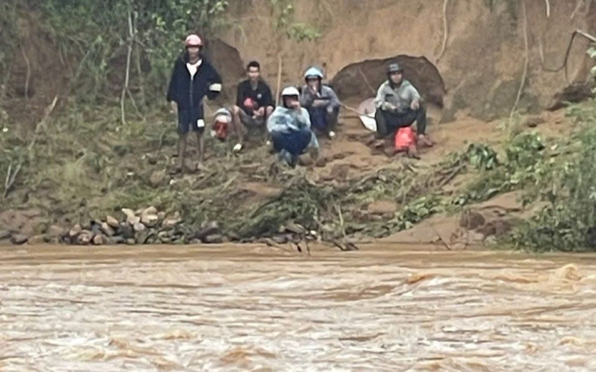5 habitants bloques pendant pres de 2 jours a cause de l'elevation des eaux de crue. Photo : Police de la commune de Huong Hiep