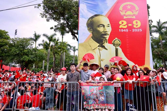 Hanoi started giving gifts worth 100,000 VND to people on the occasion of National Day 2.9 from August 31. Photo: Hai Nguyen