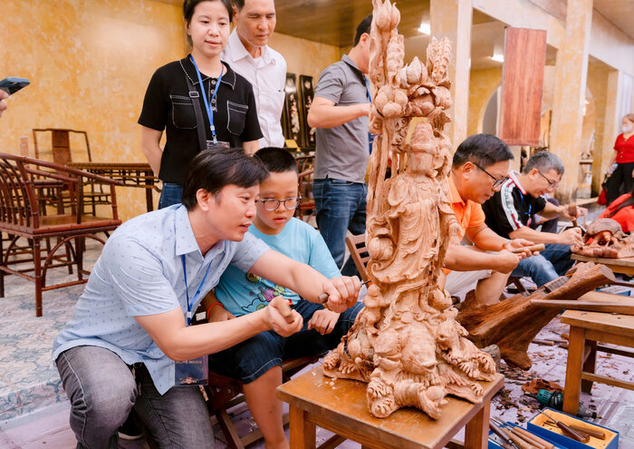 Nguoi dan thich thu tham quan trien lam cua 