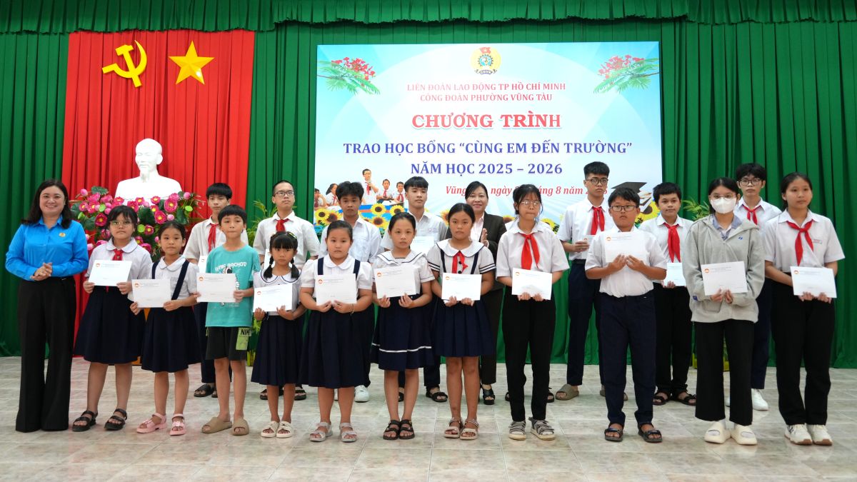 Le syndicat du quartier de Vung Tau et des bienfaiteurs remettent des bourses d'etudes aux eleves. Photo : Thanh An
