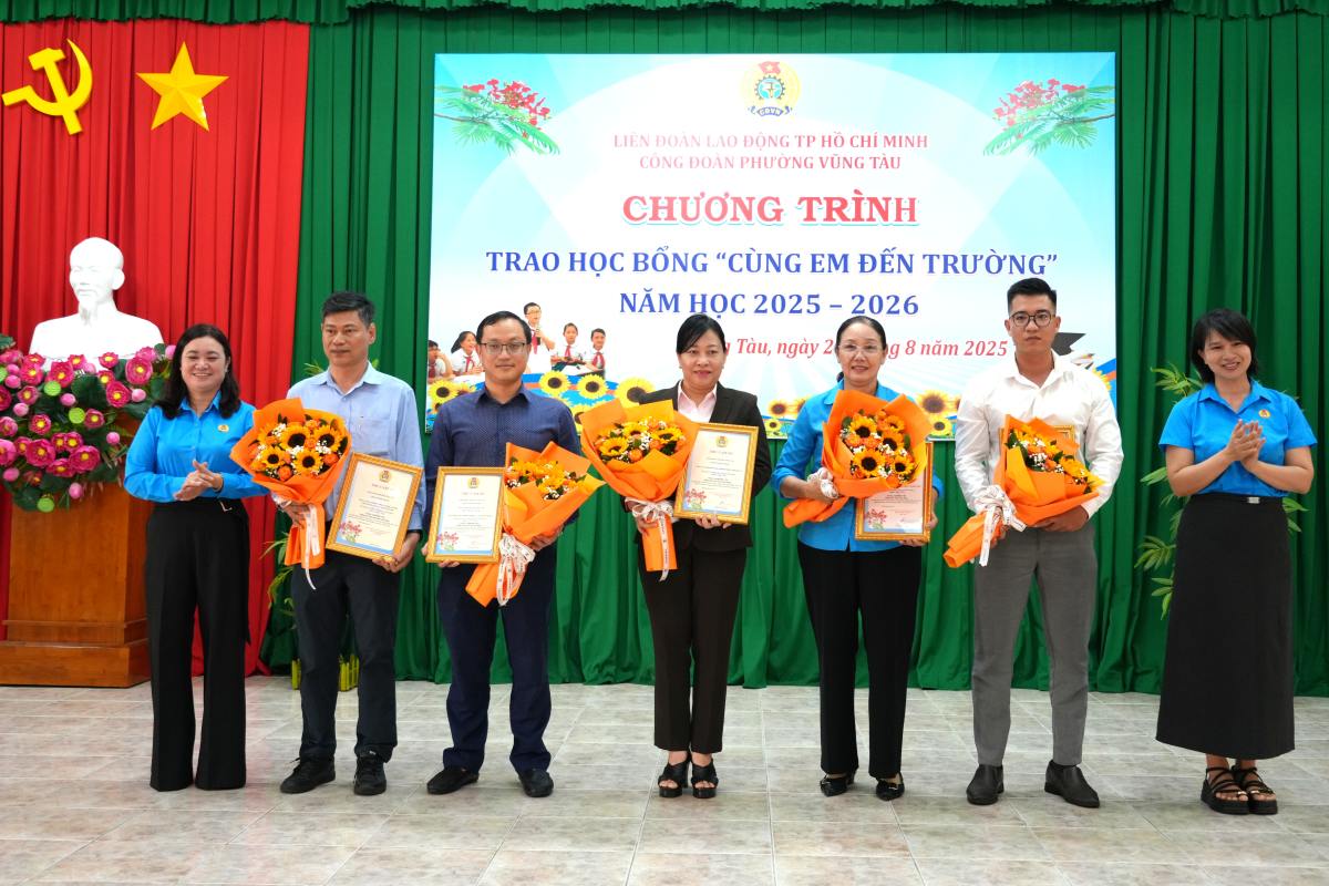 Cong doan phuong Vung Tau trao hoa, thu cam on cac nha tai tro, manh thuong quan. Anh: Thanh An
