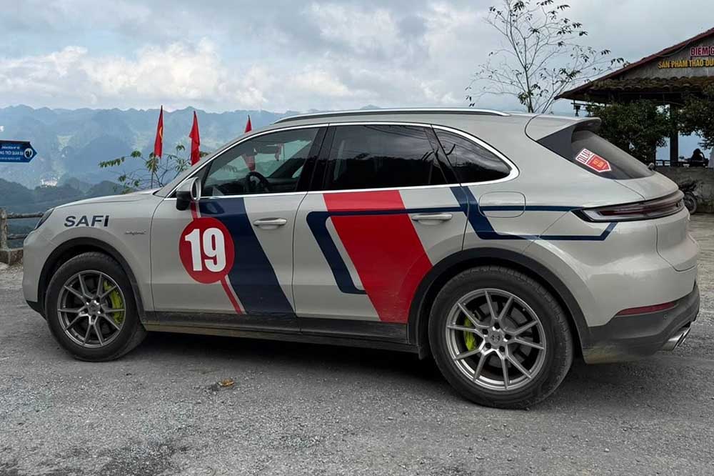 ベトナム初のポルシェ・カイエンS E-ハイブリッド2025が、ハイフォンのビジネスマンによって4 700km以上の旅を経て体験されました。写真:ホアン・アイン