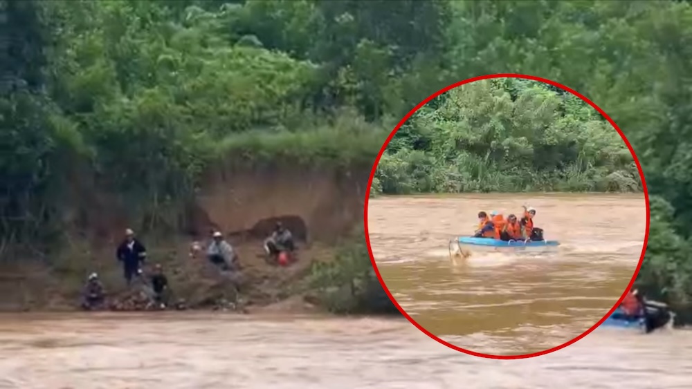 メラレウカの森に閉じ込められた5人を救うために、クアン・トリの警察の洪水のイメージを聴きます。写真：Huong Hiep Communeの警察