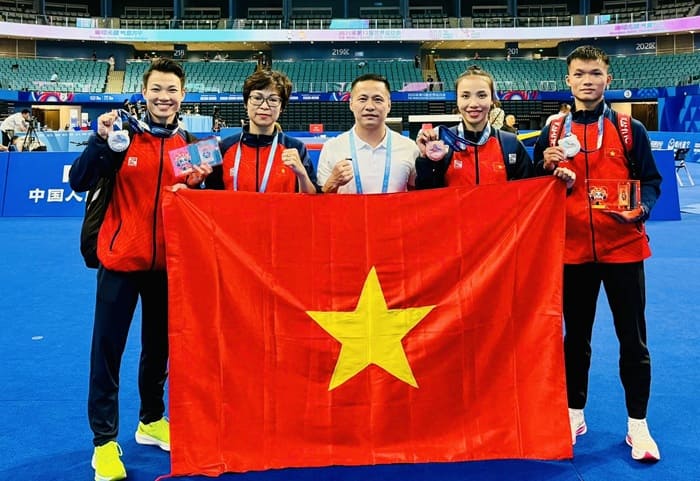 우슈 선수 Nguyen Thi Thu Thuy(맨 왼쪽)가 2025년 월드 게임에서 은메달을 획득했습니다. 사진: Hoai Viet