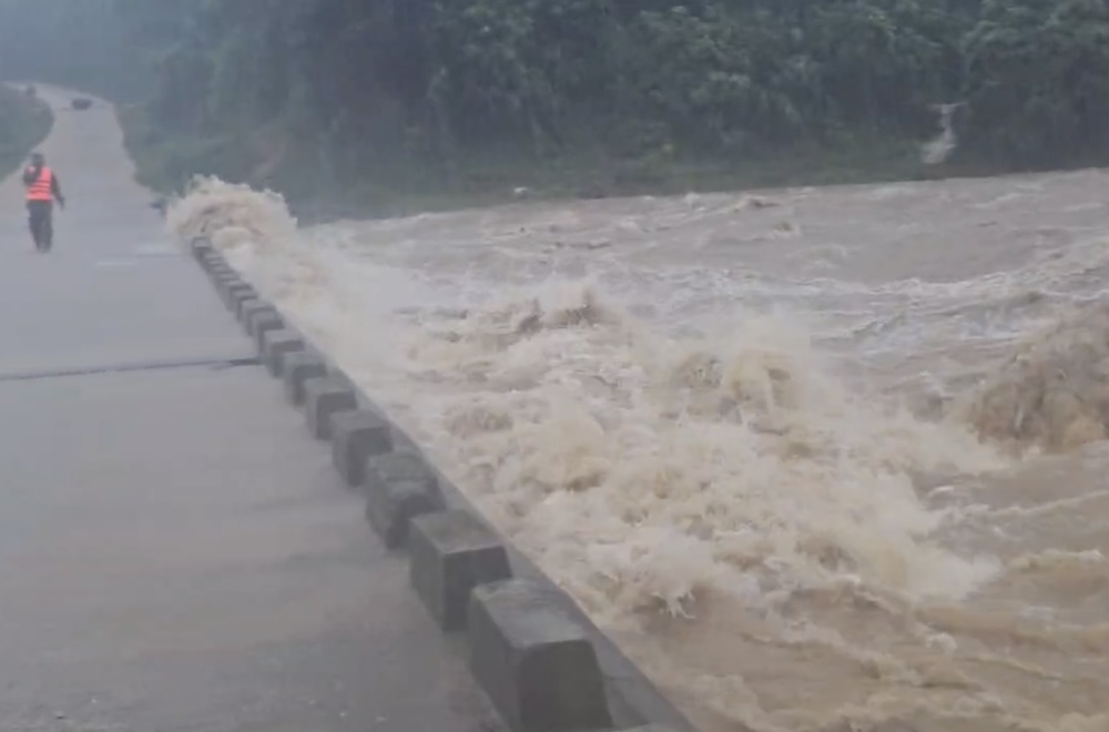 Nuoc lu tren cac song dang nhanh, chay xiet. Anh: Bien phong Huong Phung