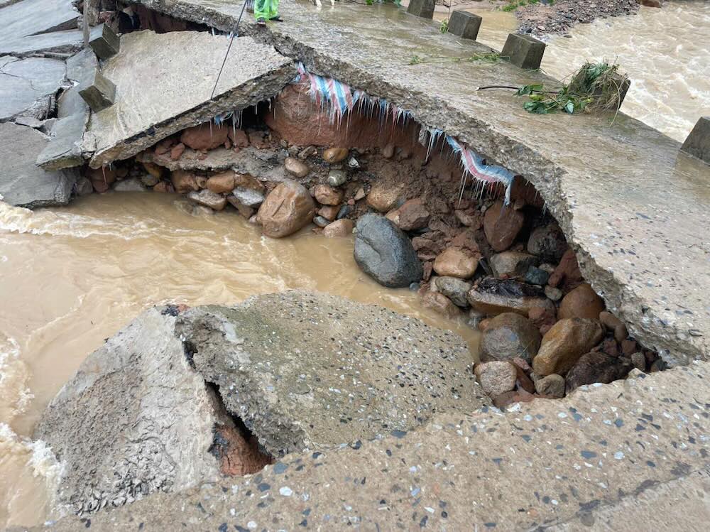 Nhiều nơi ở Quảng Trị bị nước lũ chia cắt, hơn 600ha lúa bị ngập