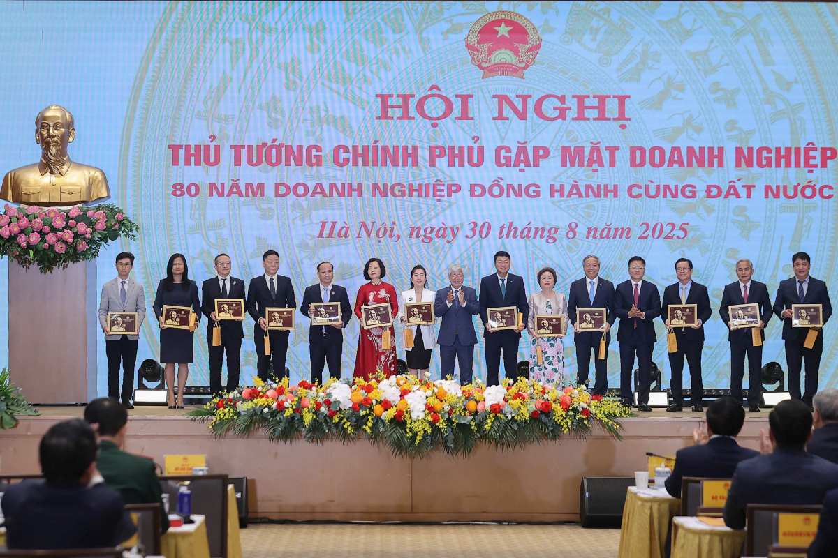 Mr. Nguyen Trung Chinh - Chairman of CMC and representatives of typical enterprises - received the Commemorative Medal from the program. Photo: VGP/Nhat Bac