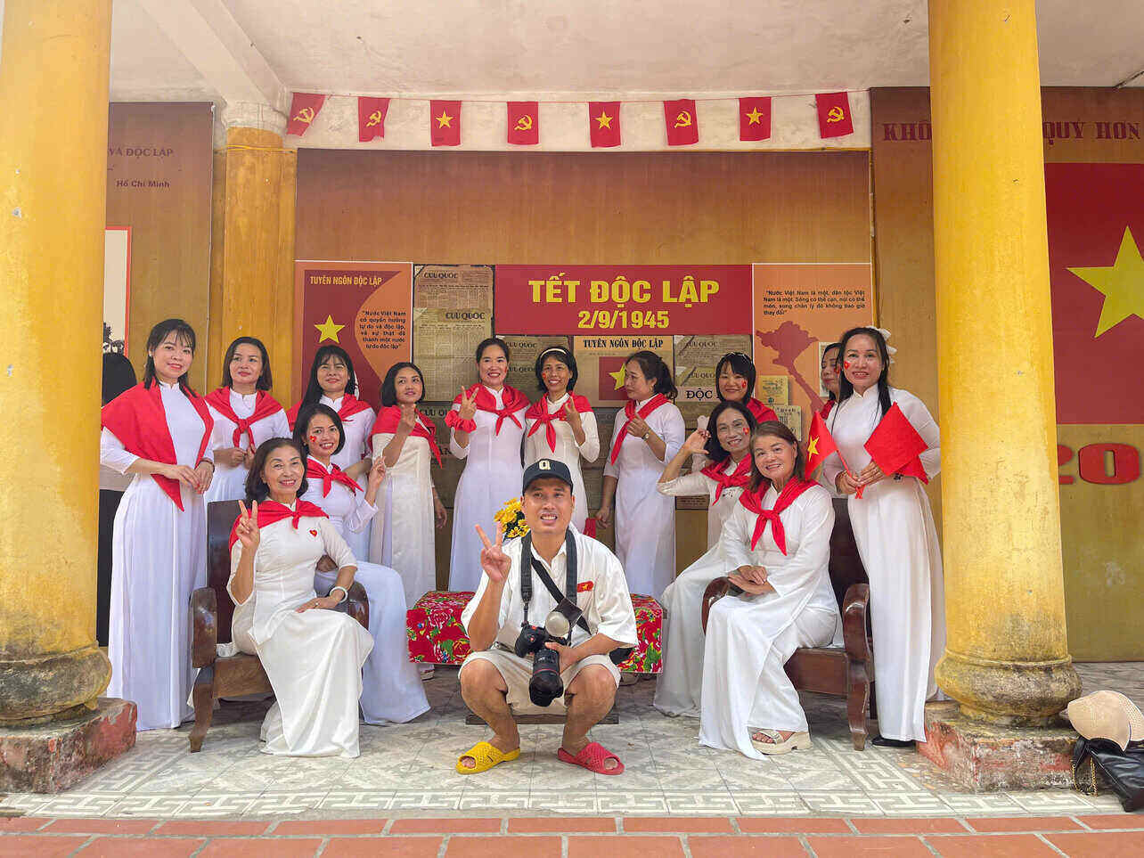 Hai Phong youth photography group takes free photos for people on the occasion of National Day. Photo: Mai Huong