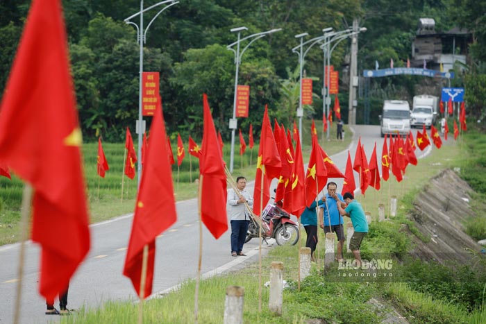 The road from National Highway 12 to Mo village, Muong Lay ward, Dien Bien province is brilliant with flags and flowers before the big holiday. Photo: Quang Dat