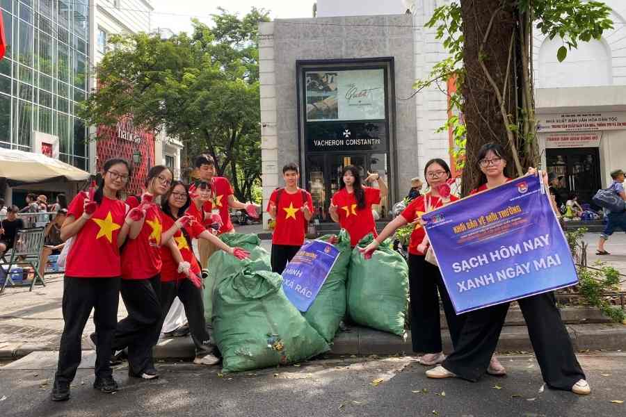 Rac thai duoc thu gom gon gang trong cac bao tai. Anh VNV