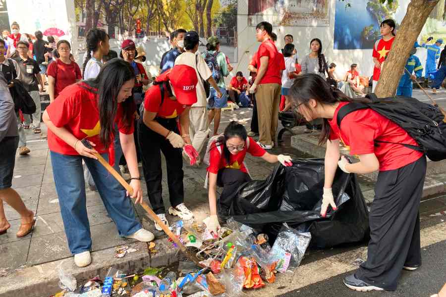 젊은이들이 브라 퍼레이드 행진 후 거리에서 쓰레기를 수거하고 있습니다. 사진 VNV