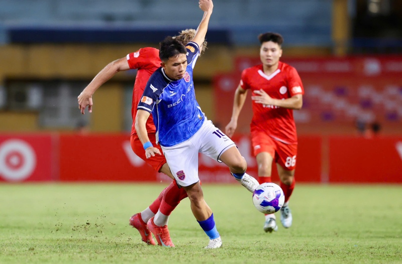 Trong khoang thoi gian con lai cua tran dau, Minh Khoa va cac dong doi du da no luc dang cao va phoi hop nhieu hon nhung ho bat luc trong viec tiep can cau mon doi chu nha.