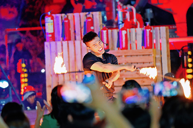 Le Duong Bao Lam “mua lua” trong “Chien si qua cam“. Anh: Ban to chuc chuong trinh cung cap