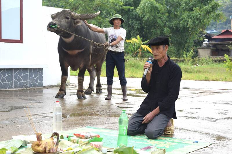 Nghi thuc cung via trau duoc tai hien truoc khi cuoc thi dien ra. Anh: Truong Son