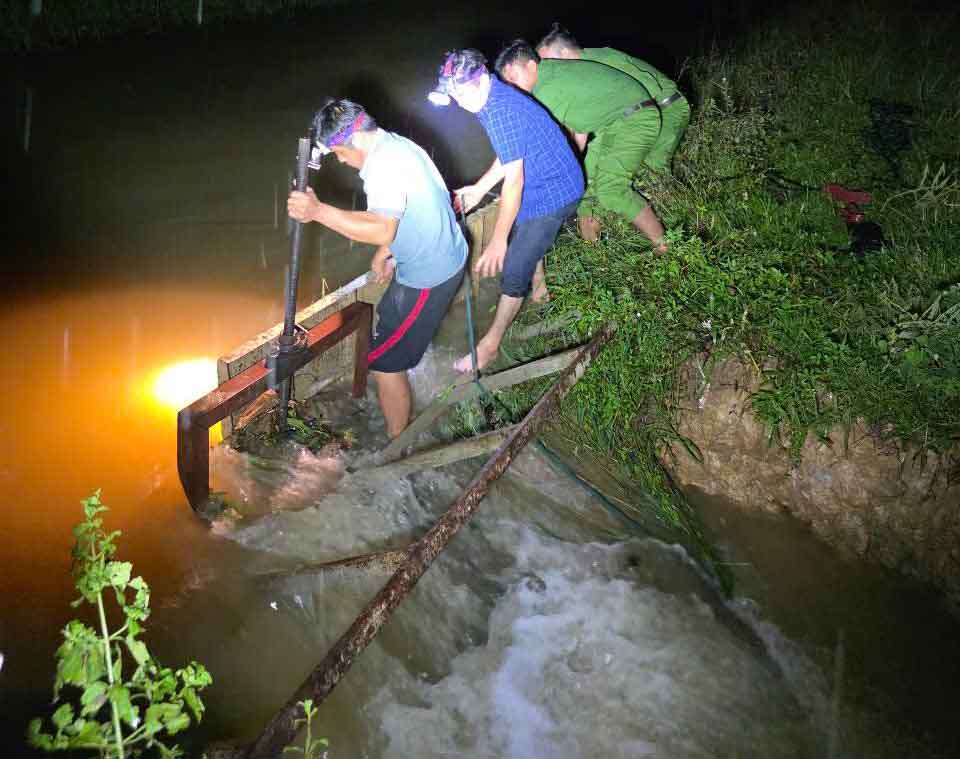 Viet Xuyen コミューンの N1 チャンネルが破損し、政府は夜間に再建するために動員しました。写真:Thach Viet