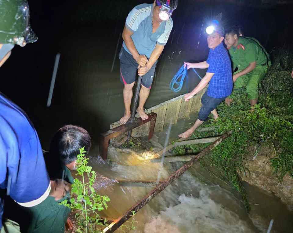 Den 21h viec dap doan kenh bi vo nay da hoan thanh. Anh: Thach Viet.
