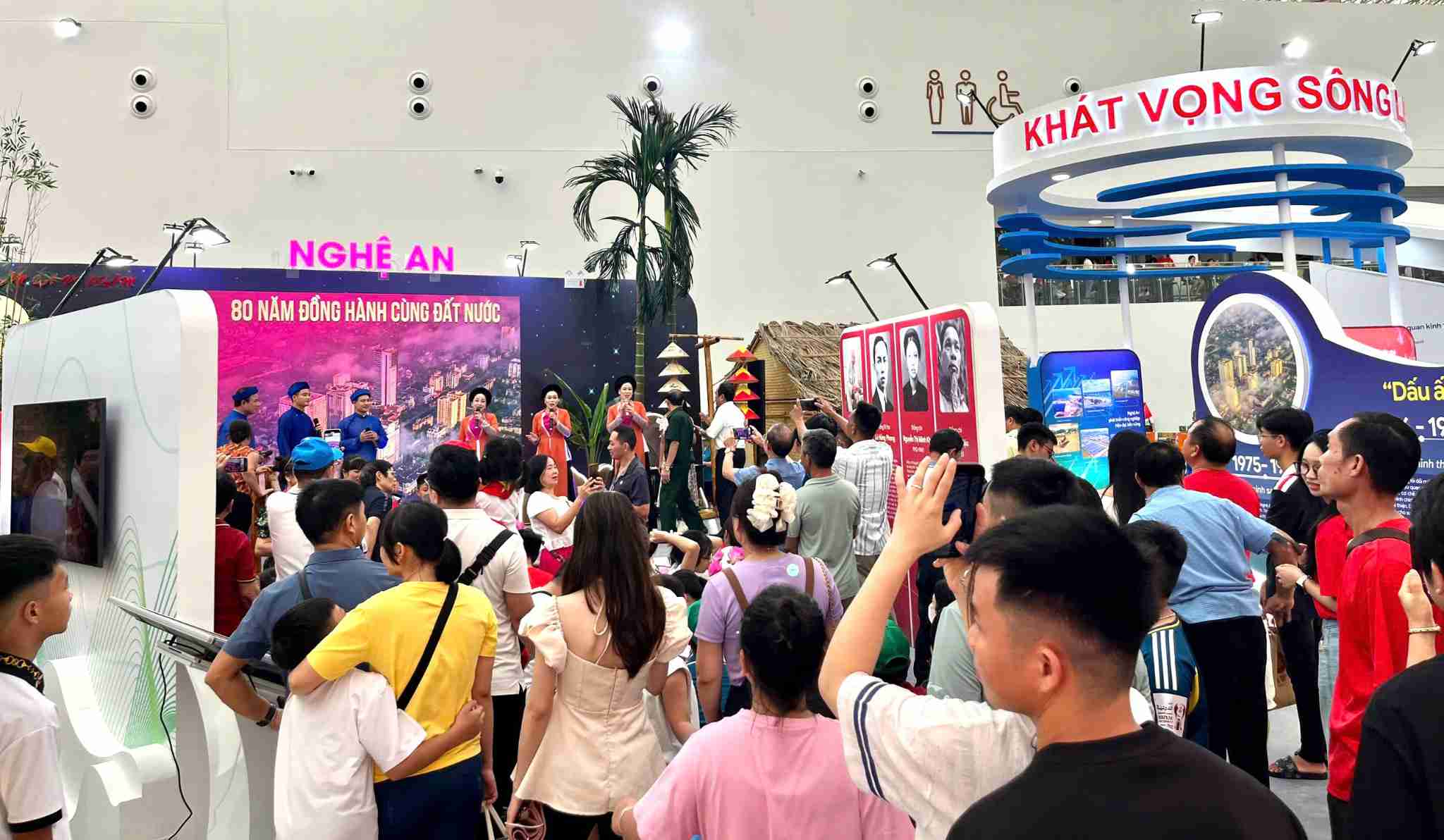 Buoi trinh dien dan ca Vi Giam Nghe Tinh tai trien lam thu hut dong dao cong chung. Anh: Ngoc Anh