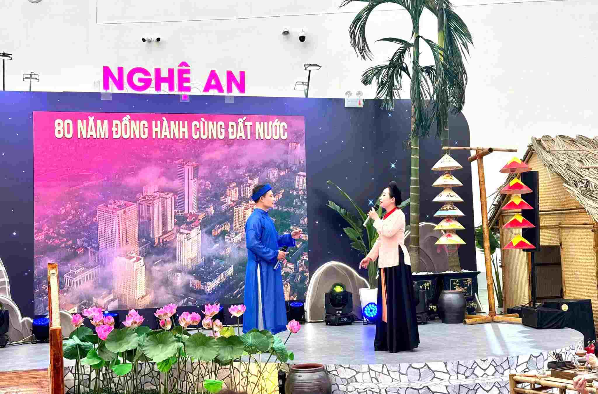 Nghe An artists and artisans perform Vi Giam Nghe Tinh folk song at the exhibition. Photo: Ngoc Anh