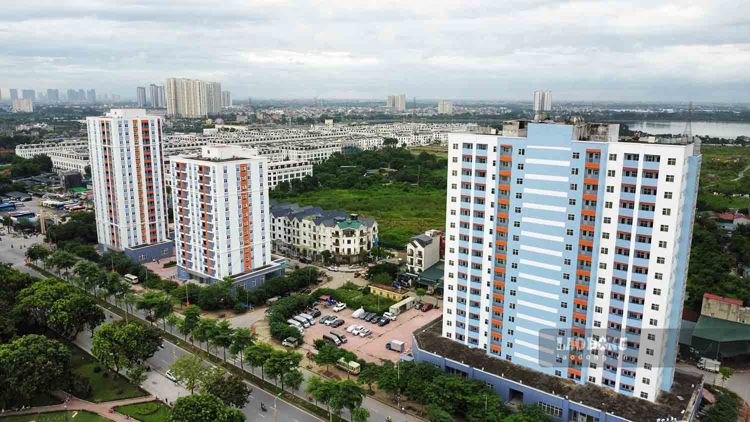 Den Lu III地区の再定住棟3棟が新しい外観に改装されています。写真:Nguyen Tung