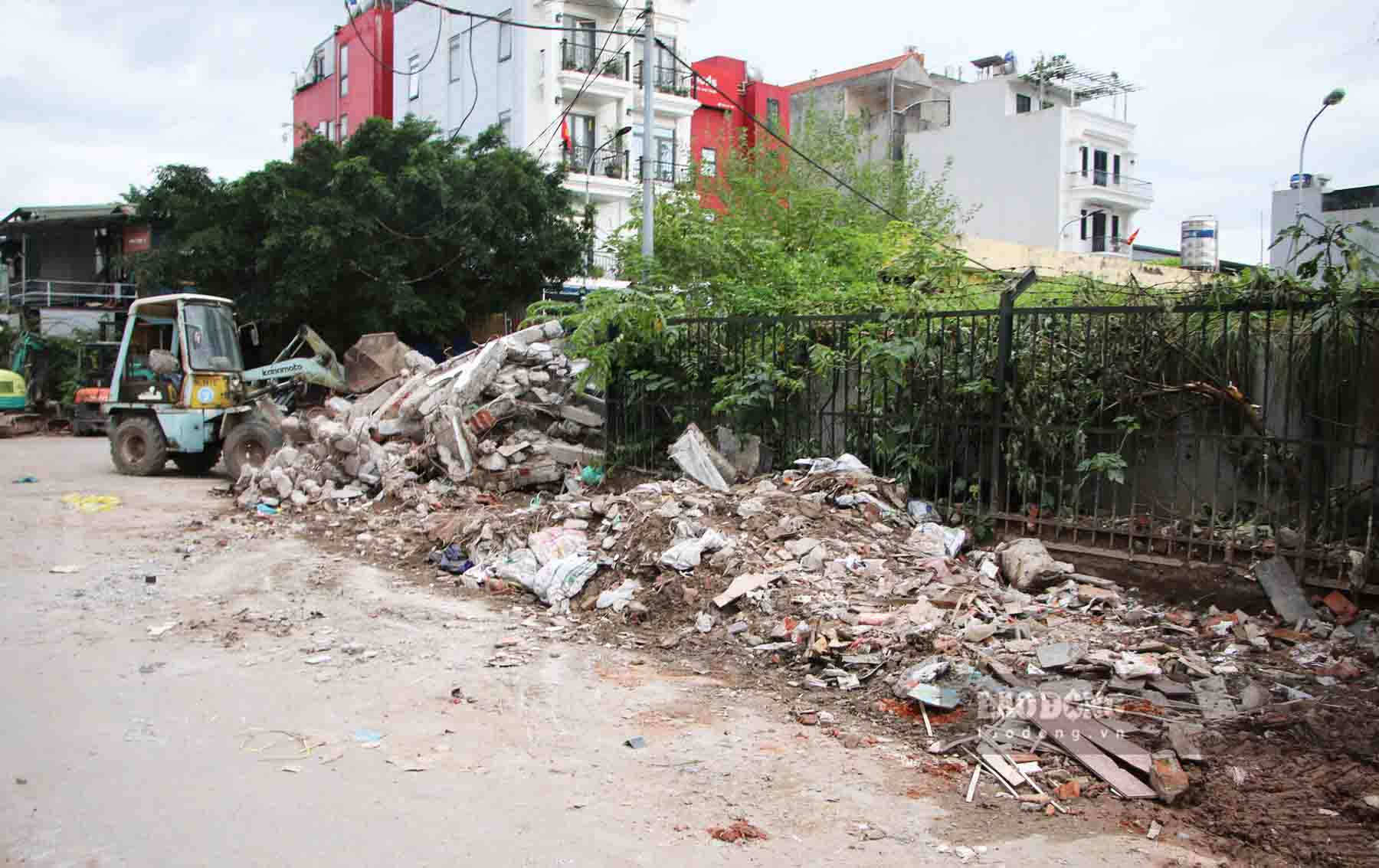 Phe thai xay dung bi do bua bai duoi chan cac toa nha dang duoc thu don. Anh: Nguyen Tung.