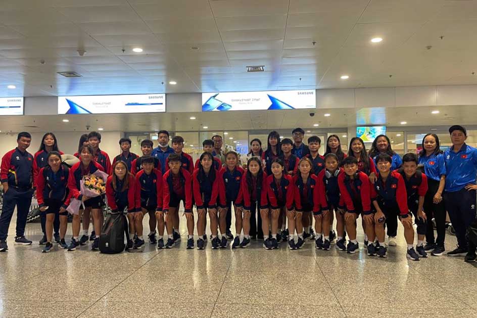 U16 베트남 여자 대표팀은 2025년 U16 여자 동남아시아 선수권 대회 여정을 마치고 귀국했습니다. 사진: VFF