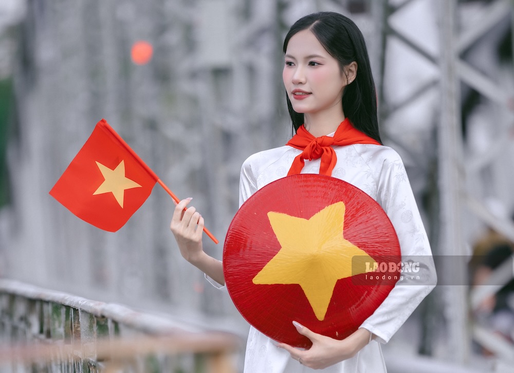 Tai mot so dia diem quen thuoc nhu Ky Dai, Ngo Mon, cac lang tam, cung dien, cau Truong Tien… khong kho de bat gap hinh anh cac nhom ban tre dien ao dai, mang theo co do sao vang, chup anh giua khong gian co kinh cua Co do.