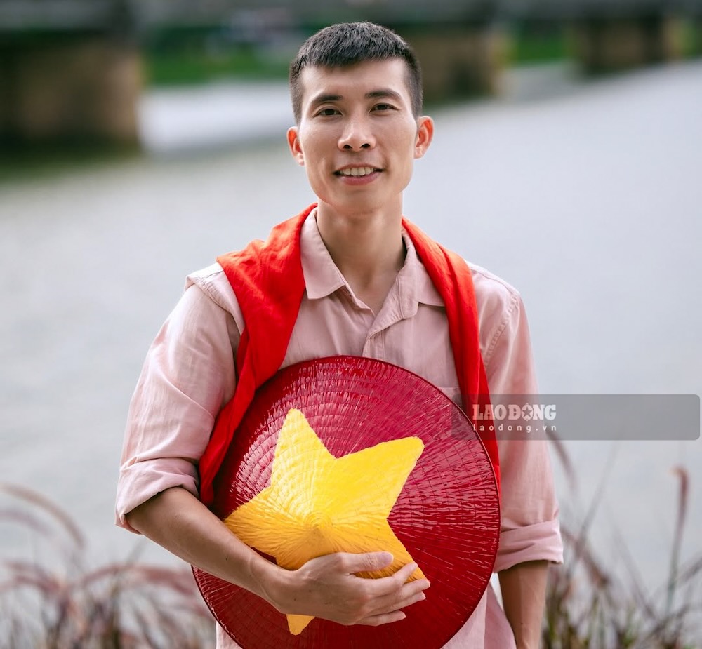 Anh Truong Bui - mot nhiep anh gia tai TP Hue cho biet, chi trong tuan cuoi thang 8, so luot khach dat lich chup hinh da tang gap doi so voi binh thuong. De buoi chup them sinh dong va mang dau an rieng, ekip da chuan bi san non la duoc thiet ke kem bieu tuong Quoc ky, khan quang, co cam tay va cac dao cu khac.