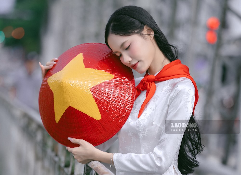 Ban Truong Khanh Linh (19 tuoi, tru tai TP Hue) la mot trong so nhieu ban tre da thuc hien bo anh cung Quoc ky nhan dip nay. Linh cho biet, viec lua chon trang phuc truyen thong va su dung co do sao vang lam diem nhan trong anh la cach Linh the hien long tu hao dan toc.