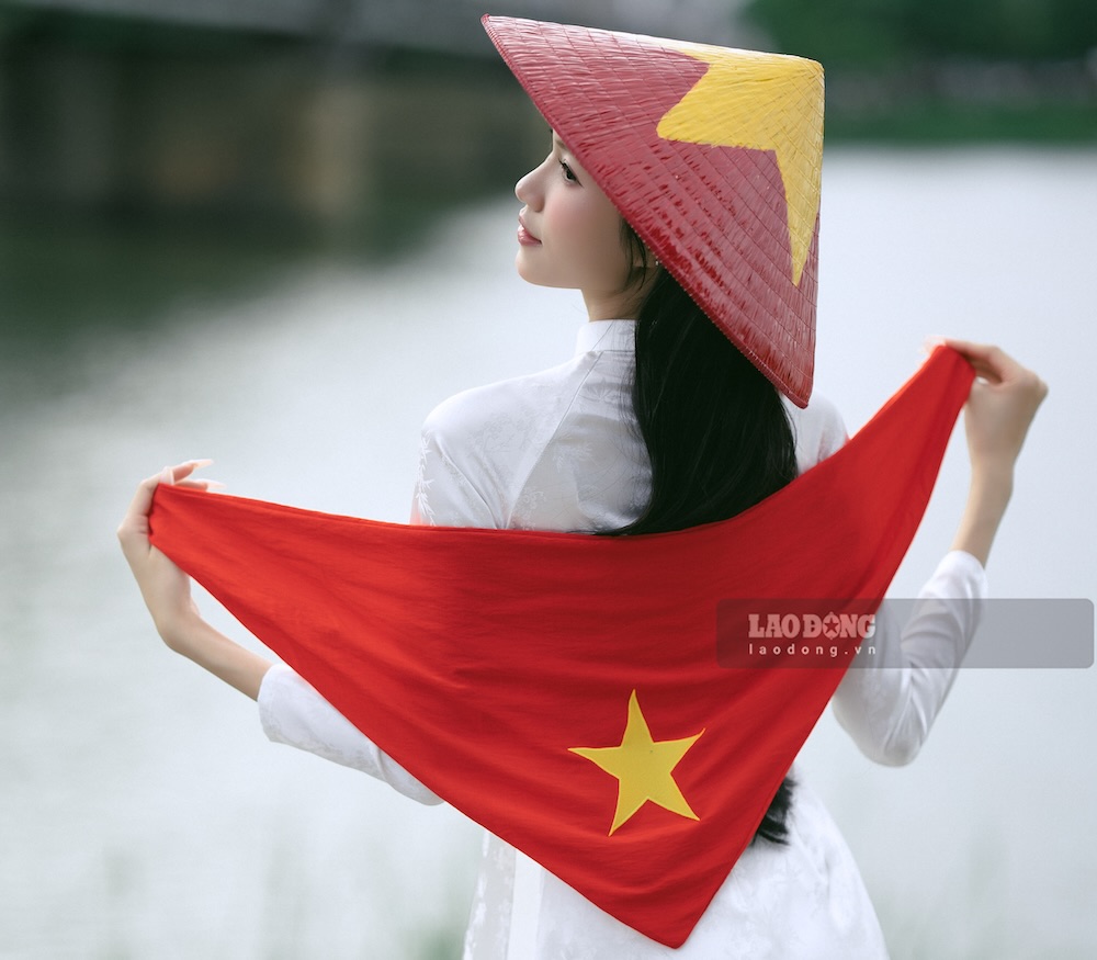 “Thong qua bo anh, minh muon gui di thong diep rang du o dau tren dat nuoc Viet Nam, nguoi tre van co the gop phan gin giu ban sac, lan toa tinh than yeu nuoc theo cach rieng. Minh cung rat an tuong voi khong khi le hoi o Hue dip nay, nhieu chuong trinh van hoa, nghe thuat duoc to chuc, tao cam giac hung khoi va ket noi”, Linh noi.