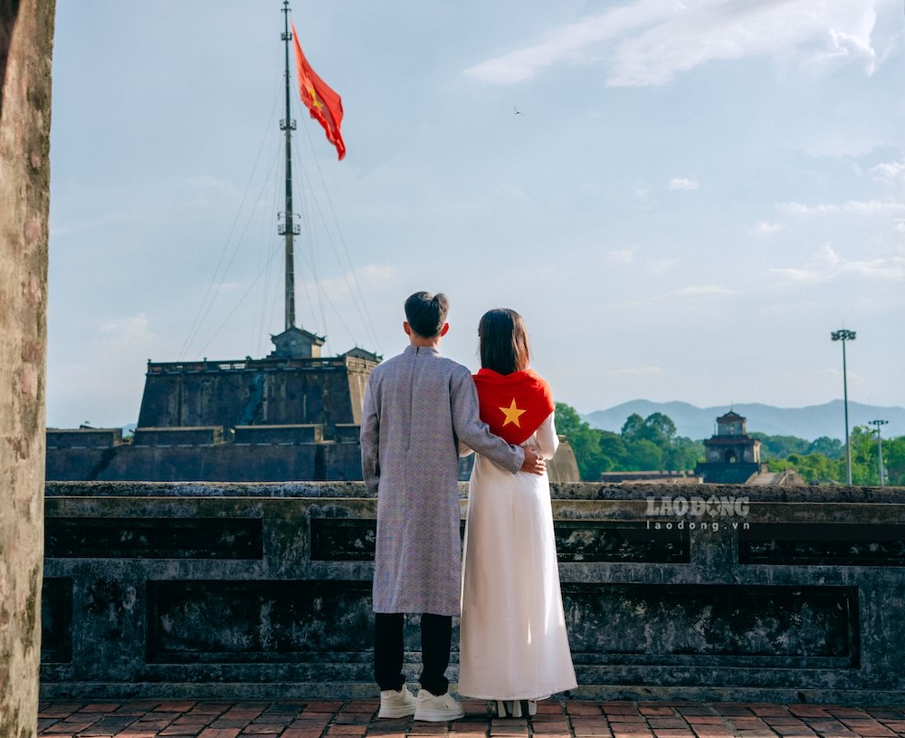 Chup anh voi Quoc ky khong con la trao luu nhat thoi ma dang dan tro thanh mot lua chon mang tinh van hoa cua gioi tre vao moi dip le lon. Tai Hue, nhung di tich lich su va khung canh co kinh vo tinh tro thanh phong nen hoan hao, giup moi khung hinh mang dam tinh truyen thong ma van bat nhip hien dai.