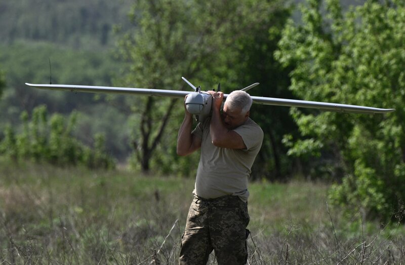 무인 항공기를 운반하는 우크라이나 군인. 사진: AFP