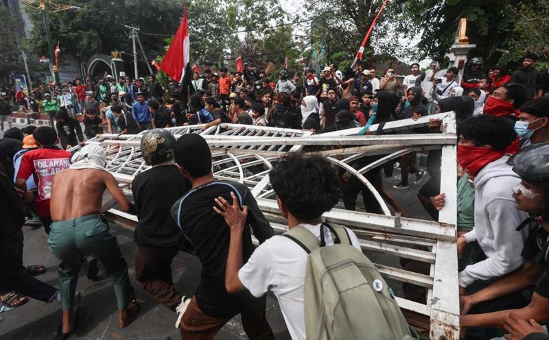 protests break the fence of the headquarters of the Western Nusa Tenggara Provincial Council during a protest in Mataram, Lombok Island, Indonesia, on August 30, 2025. Photo: AFP