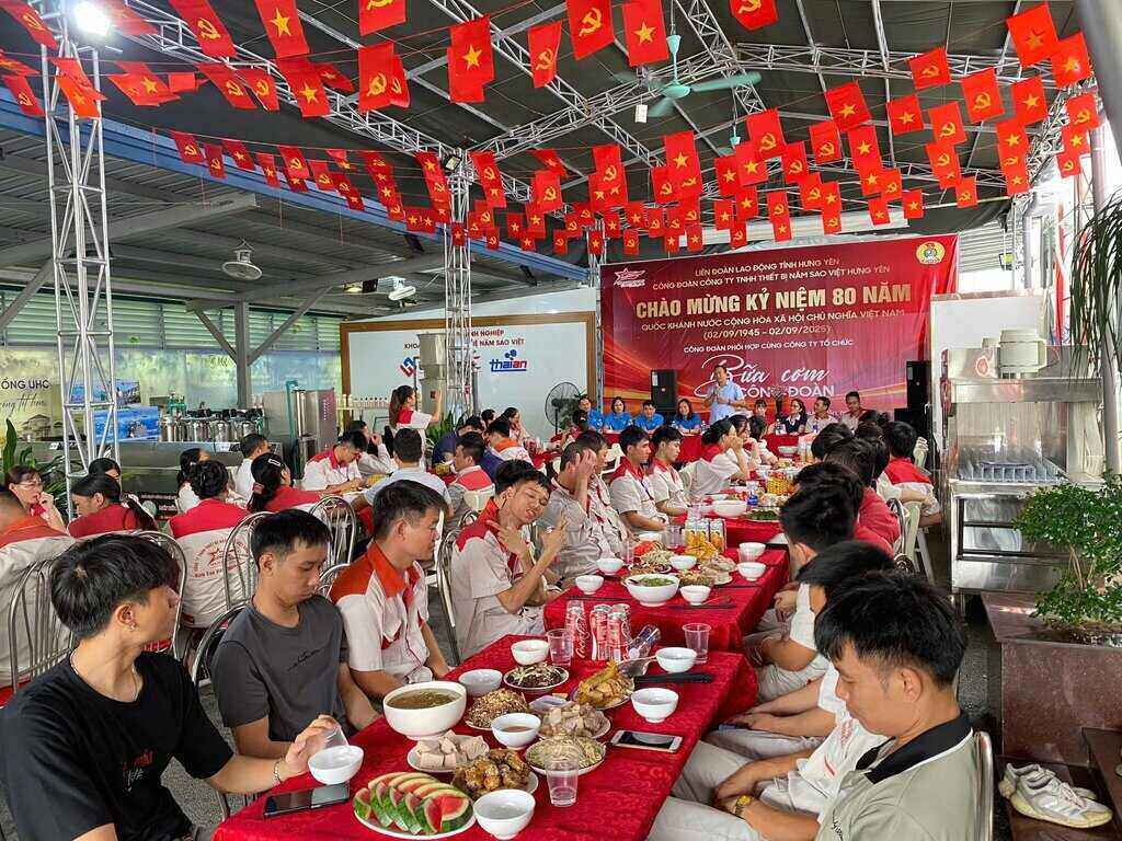 Dîner du syndicat pour renforcer les liens entre les membres du syndicat et les travailleurs de Nam Sao Viet. Photo : Syndicat de Hung Yen