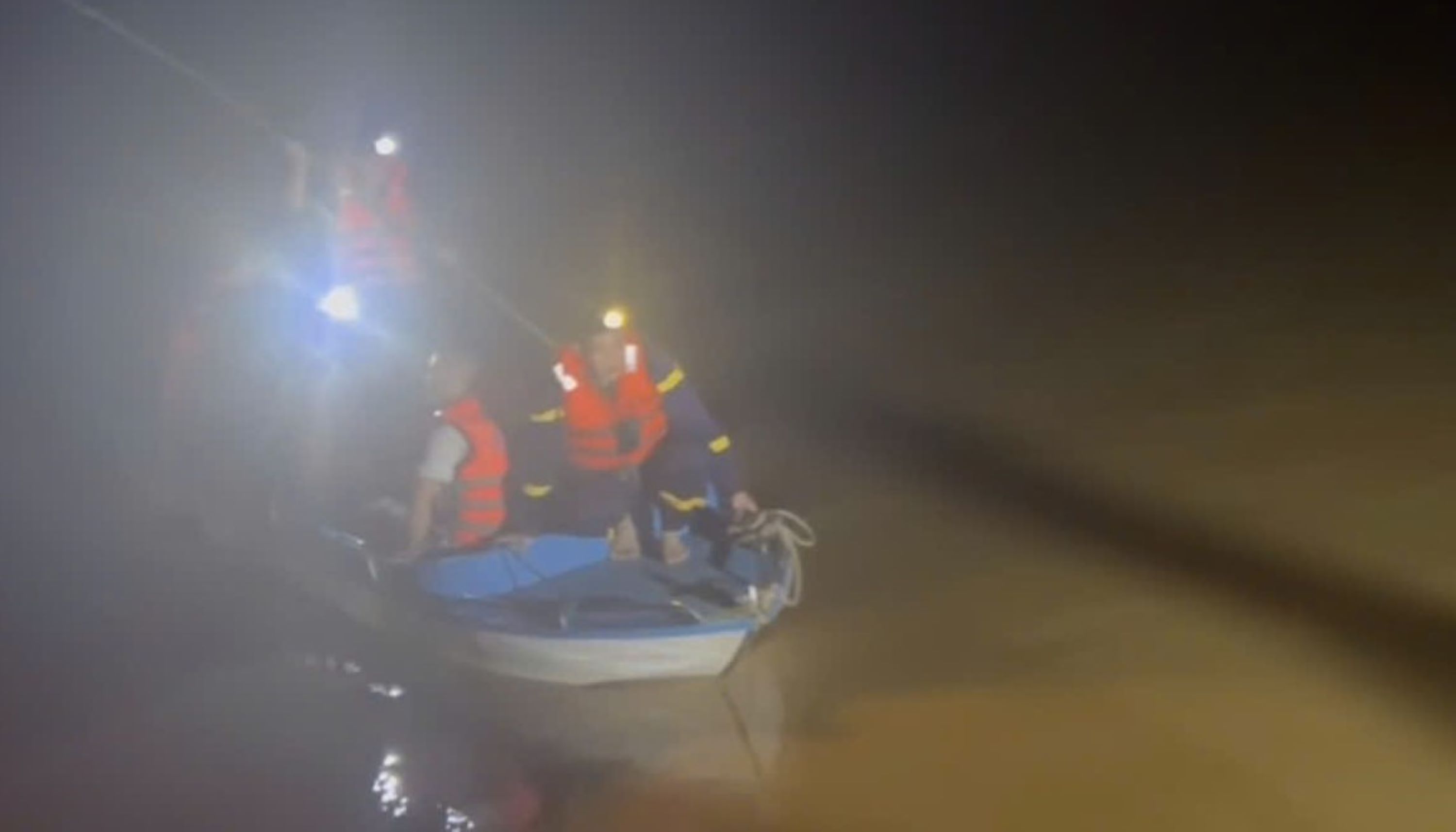 Vượt sông cuồn cuộn nước lũ giải cứu 6 người dân bị mắc kẹt