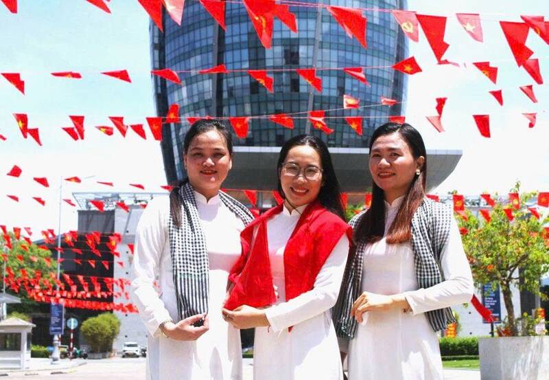 Many people in Da Nang eagerly took photos, checked in with flags and banners to celebrate the 80th anniversary of the August Revolution and National Day on September 2 (1945-2025). Photo: Giang Huyen