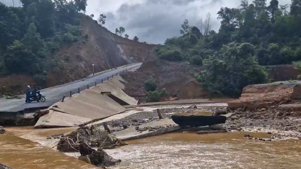 The reason for the flood washed away the road has been fixed and is still having problems. Photo: H. Nguyen