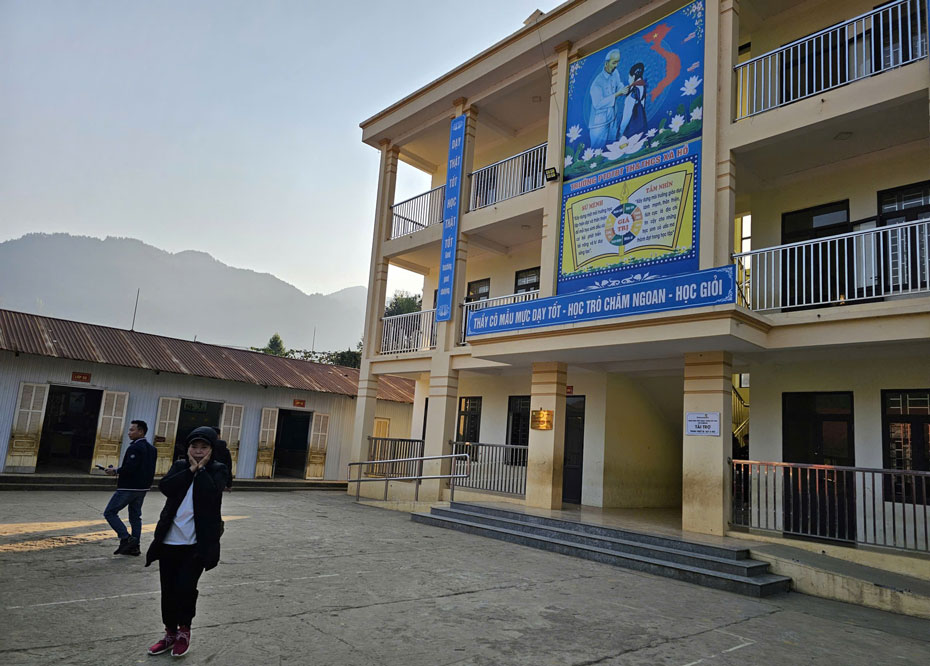 Mot so truong vung sau, vung xa so giao vien tuyen moi it hon can bo den tuoi nghi huu, thoi viec. Anh: Bao Nguyen 