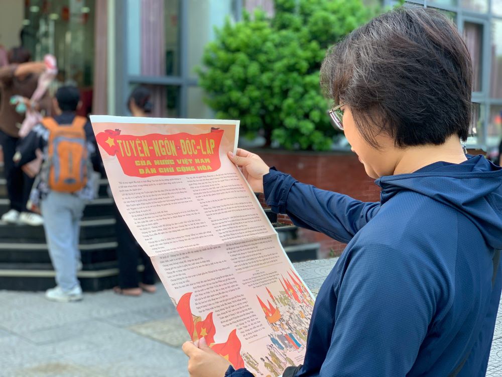 100 000 extraits speciaux du journal Nhan Dan pour celebrer le 2 septembre remis directement aux habitants de Da Nang. Photo : Thanh Huyen