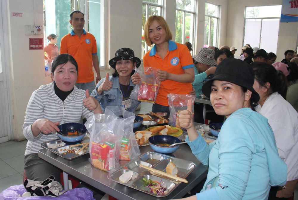 Accueil chaleureux repas syndicaux pour plus de 1 400 travailleurs a Da Nang. Photo : Thanh Huyen