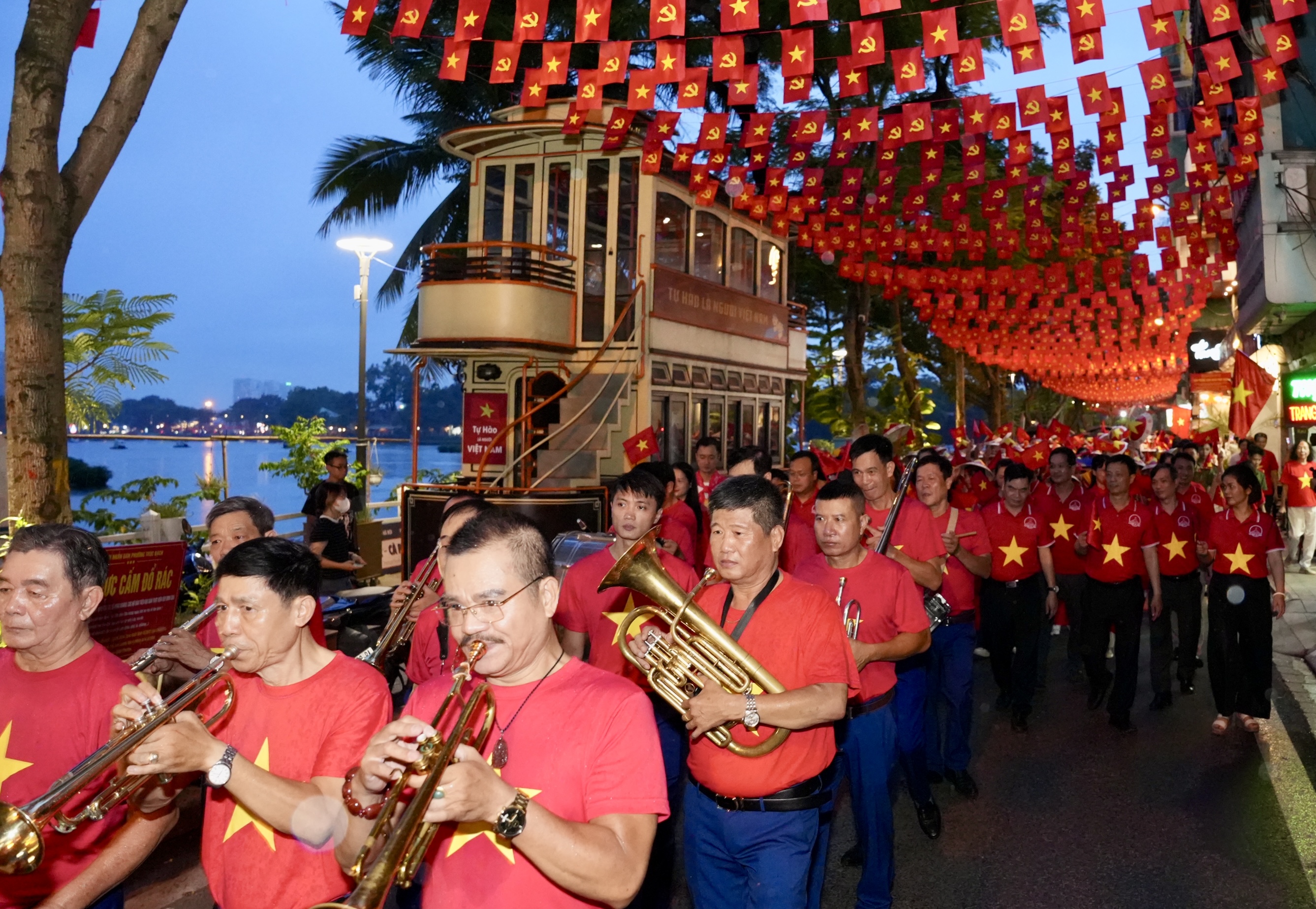 Mot trong nhung diem nhan an tuong nhat cua chuong trinh la 28.000 la co To quoc tung bay tren tuyen pho dai 800m, giup khoi day cam xuc tu hao trong long moi nguoi dan va du khach. Truoc gio khai mac, khoang 500 nguoi dan mac ao co do sao vang da cung nhau dieu hanh, tao nen mot khong khi trang nghiem va soi dong.